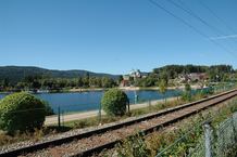 Ein Blick über das Bahngleis auf den Schluchsee, der größte See im Schwarzwald.